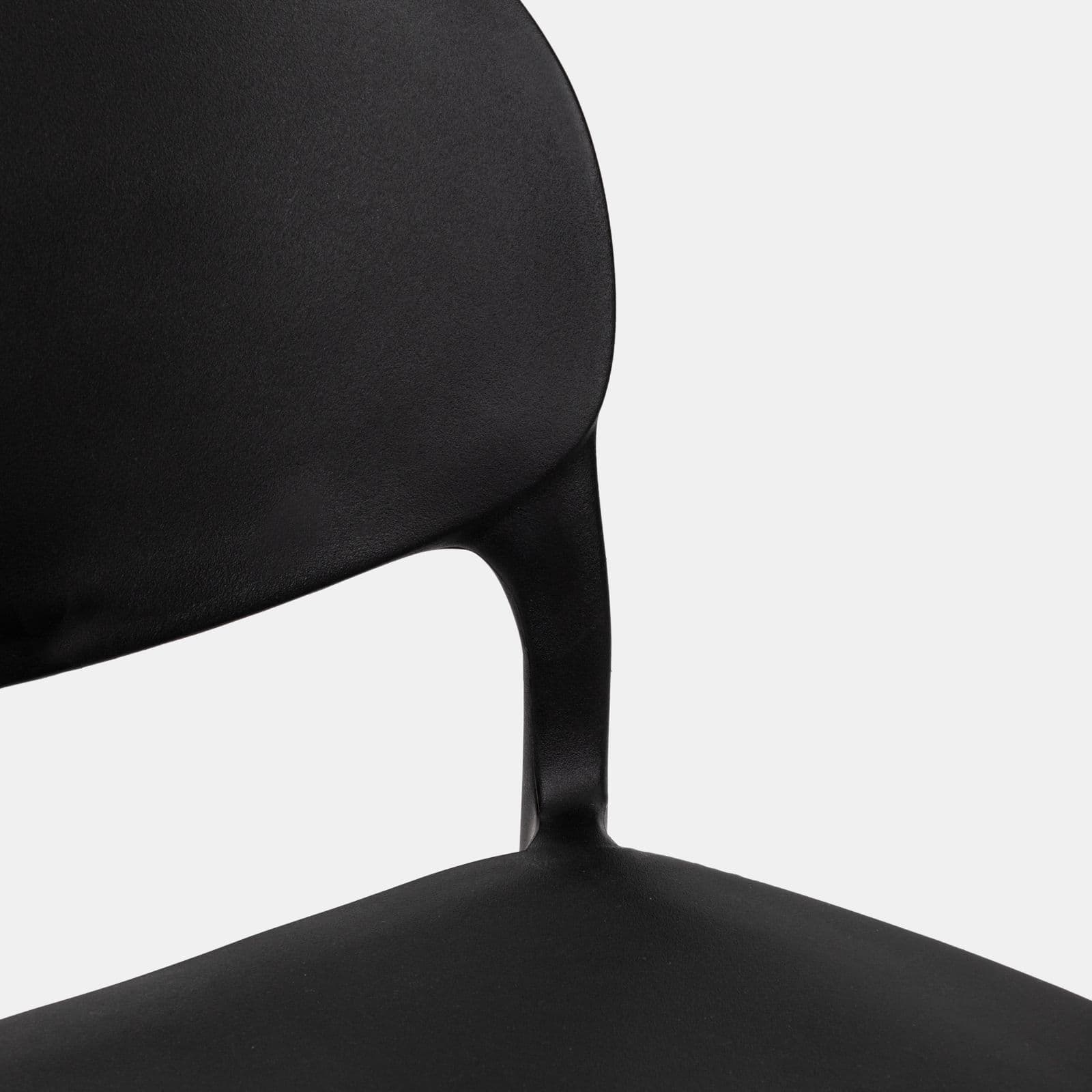 Set pranzo con tavolo rotondo 80 cm e 4 sedie impilabili in polipropilene nero - Tulipano