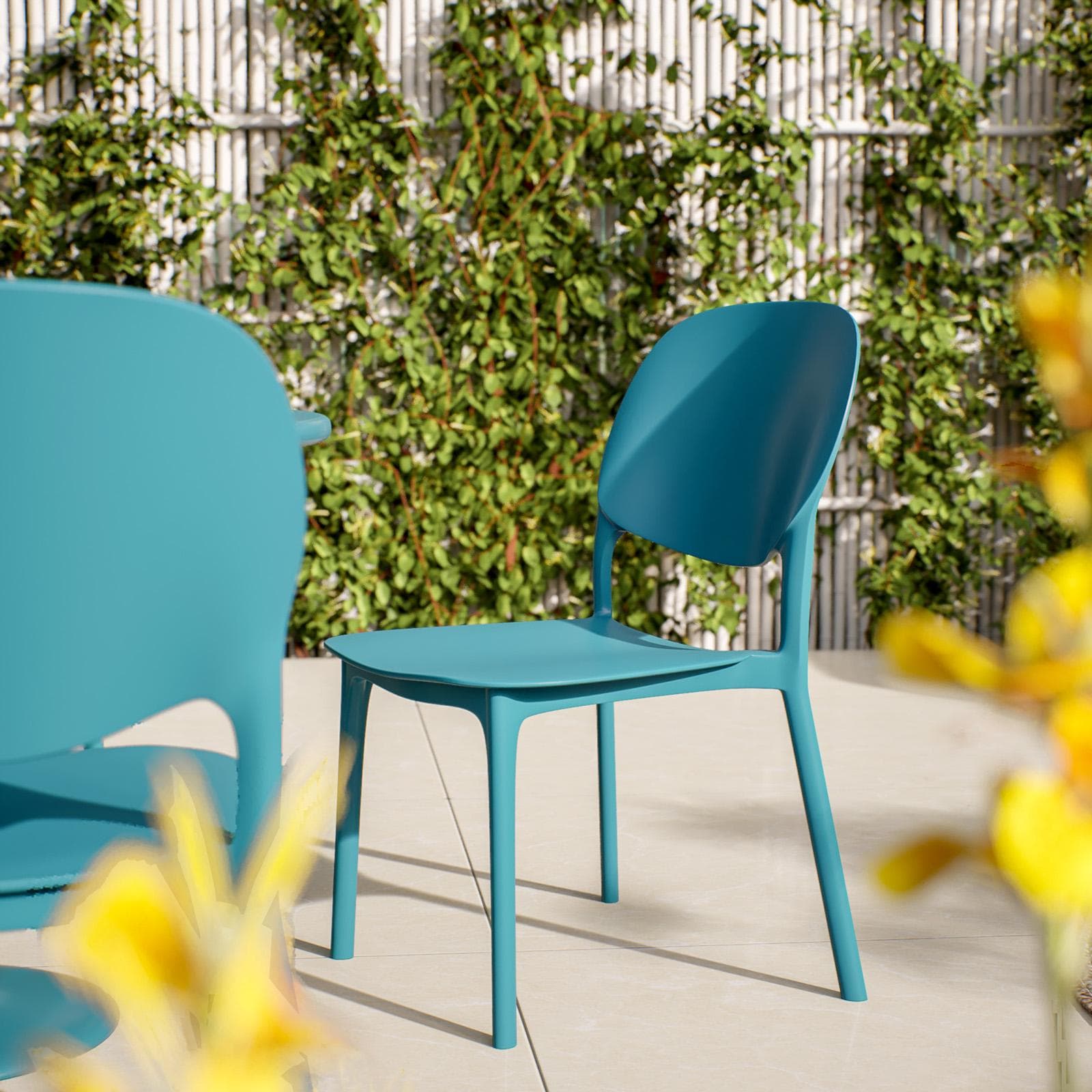 Set pranzo tavolo rotondo 100 cm e 4 sedie impilabili in polipropilene blu maldive - Tulipano