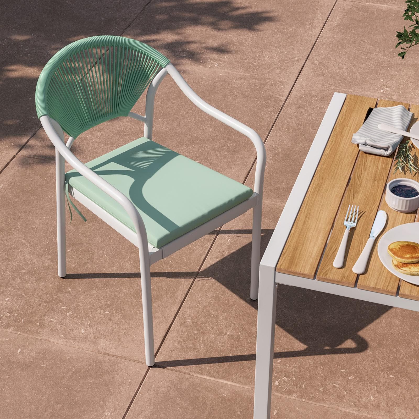 Set pranzo tavolo 150x90 cm top effetto legno e 4 sedie con braccioli in acciaio bianco e corda verde tiffany - Chrysler