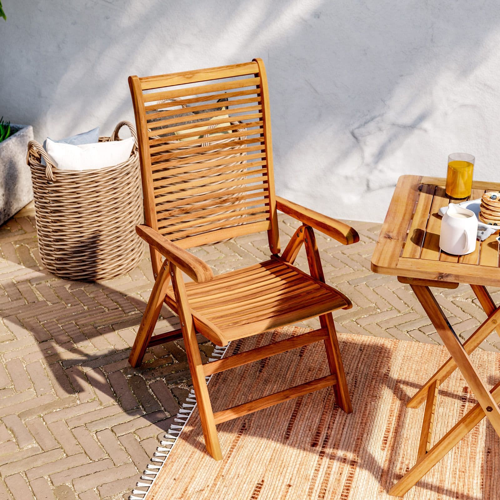 Set bistrot con tavolo 60x60 cm e 2 sedie con braccioli regolabili in legno di acacia - Paja