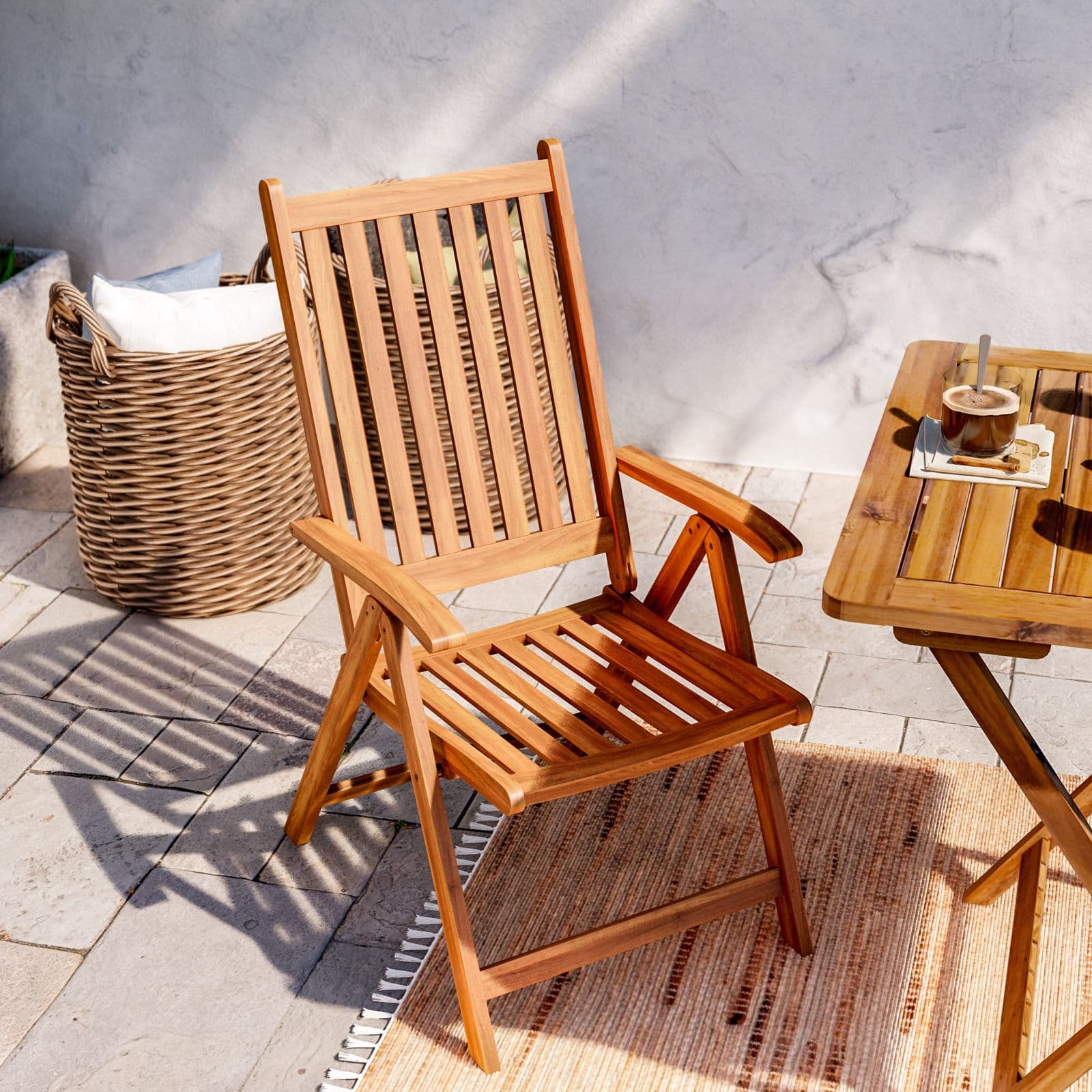 Set bistrot tavolo 70x70 cm e 2 sedie con braccioli regolabili in legno di acacia - Paja