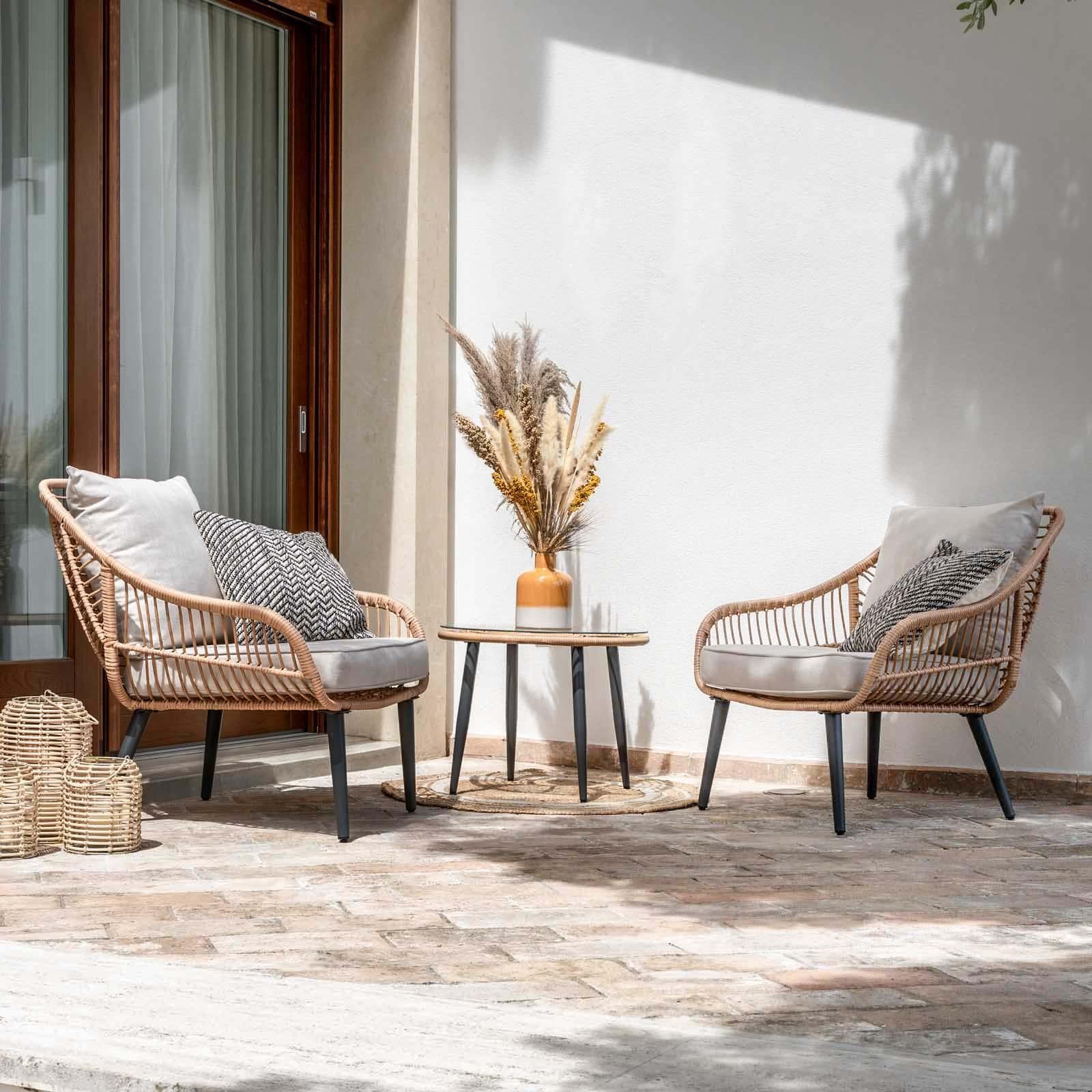 Set relax 2 poltrone in polyrattan naturale e tavolino con piano in vetro diametro 60 cm - Benny