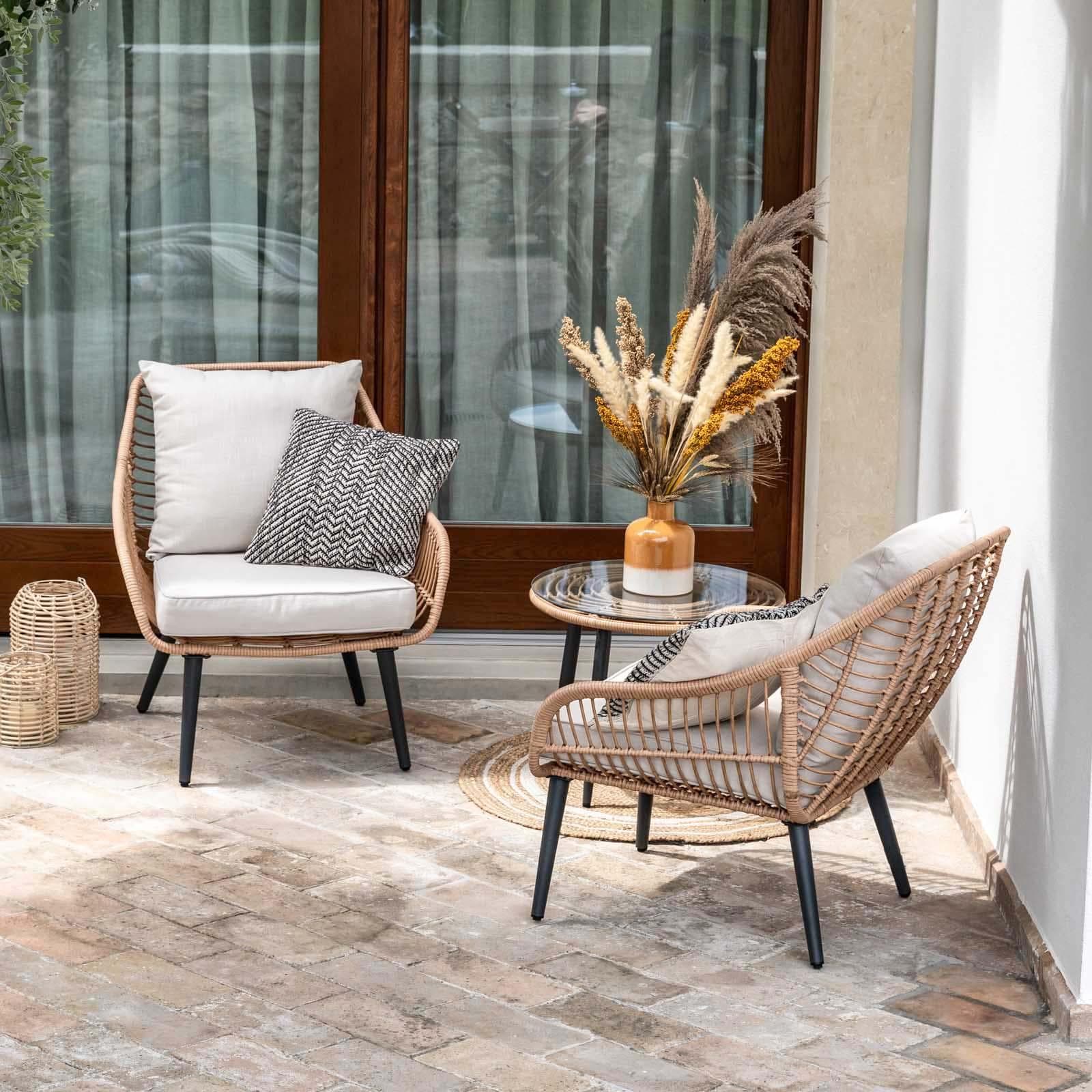 Set relax 2 poltrone in polyrattan naturale e tavolino con piano in vetro diametro 60 cm - Benny