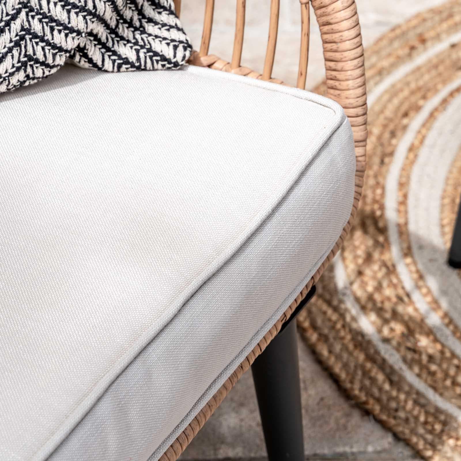 Set relax 2 poltrone in polyrattan naturale e tavolino con piano in vetro diametro 60 cm - Benny