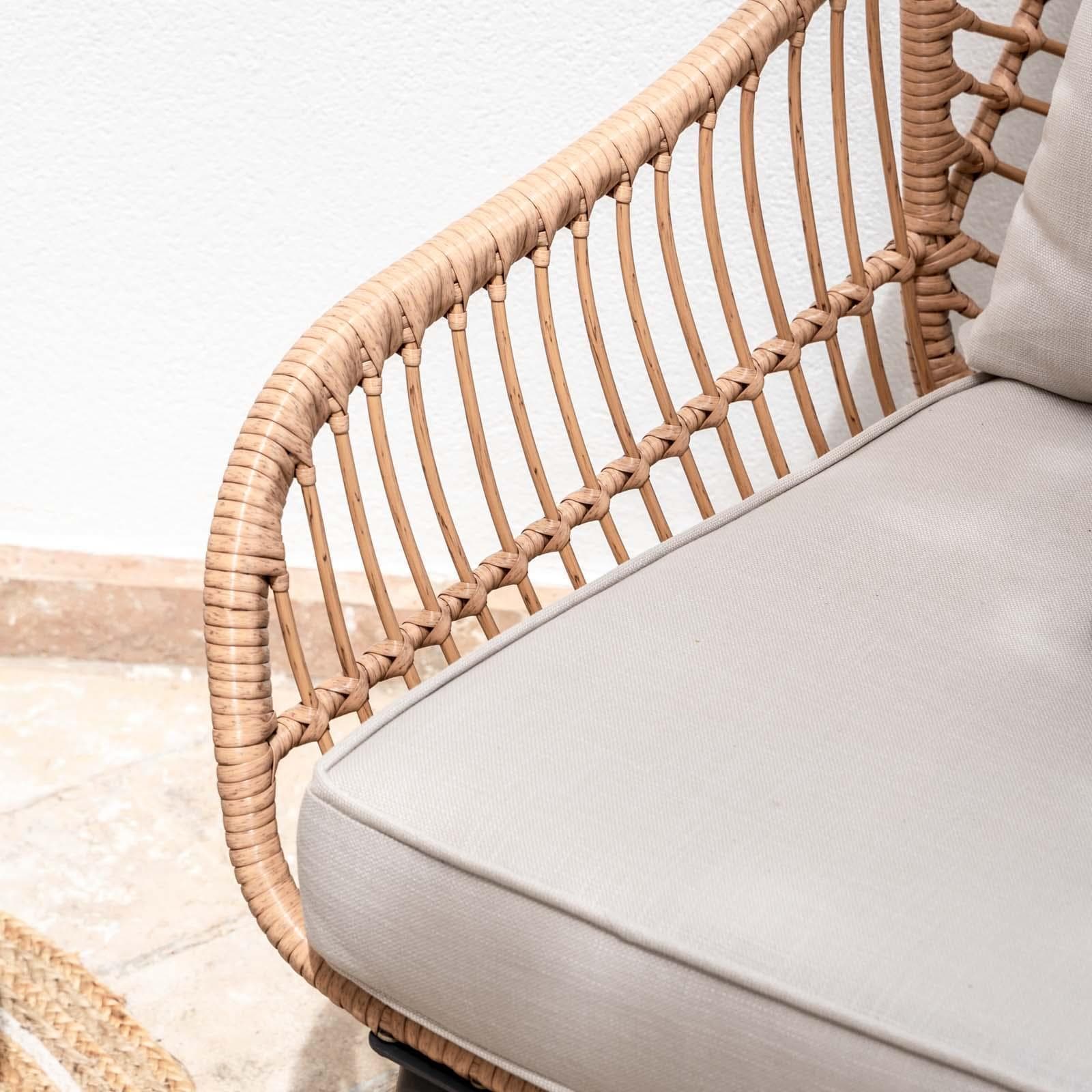 Set relax 2 poltrone in polyrattan naturale e tavolino con piano in vetro diametro 60 cm - Benny