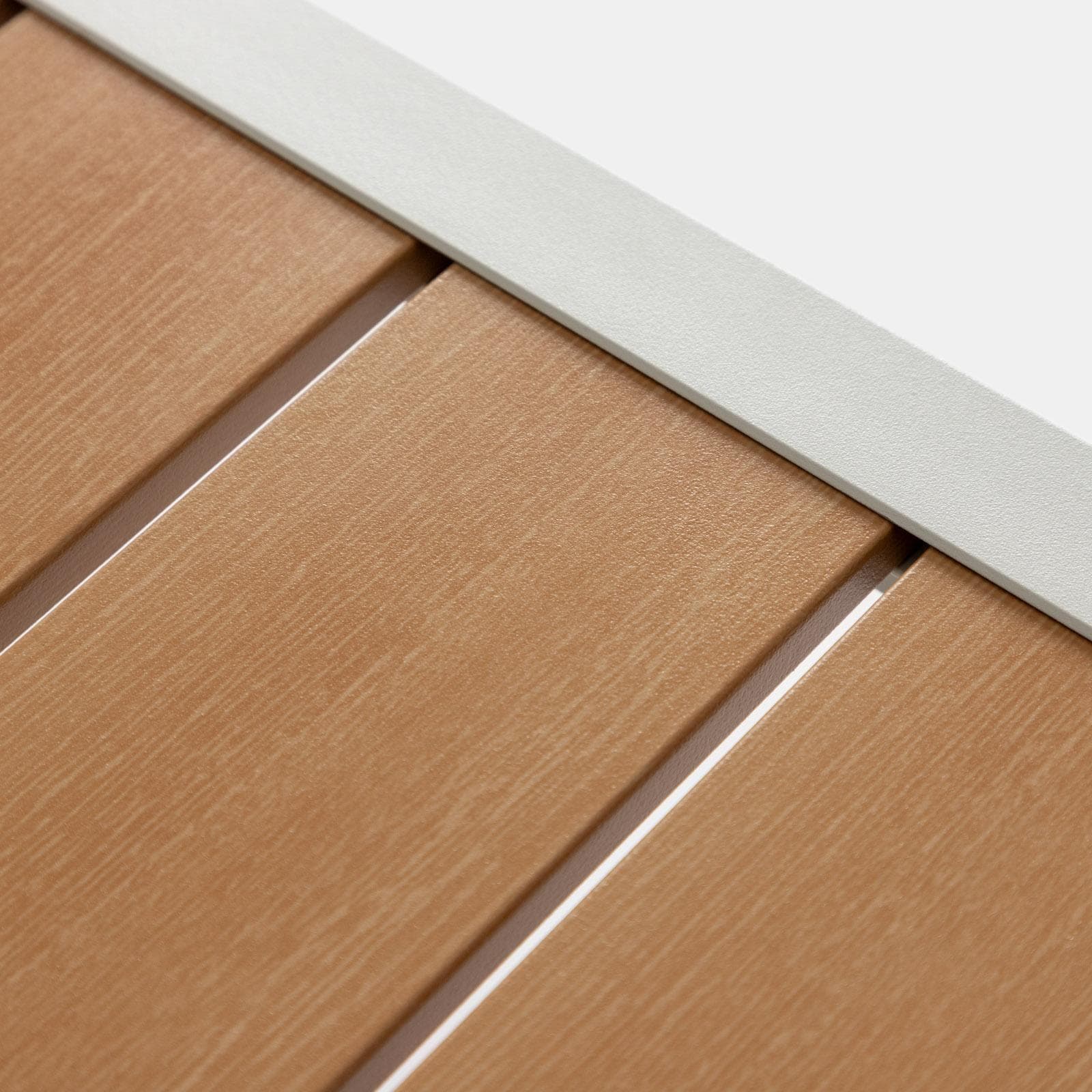 Set relax 6 posti in alluminio bianco con cuscini beige e tavolino effetto legno - Parfa