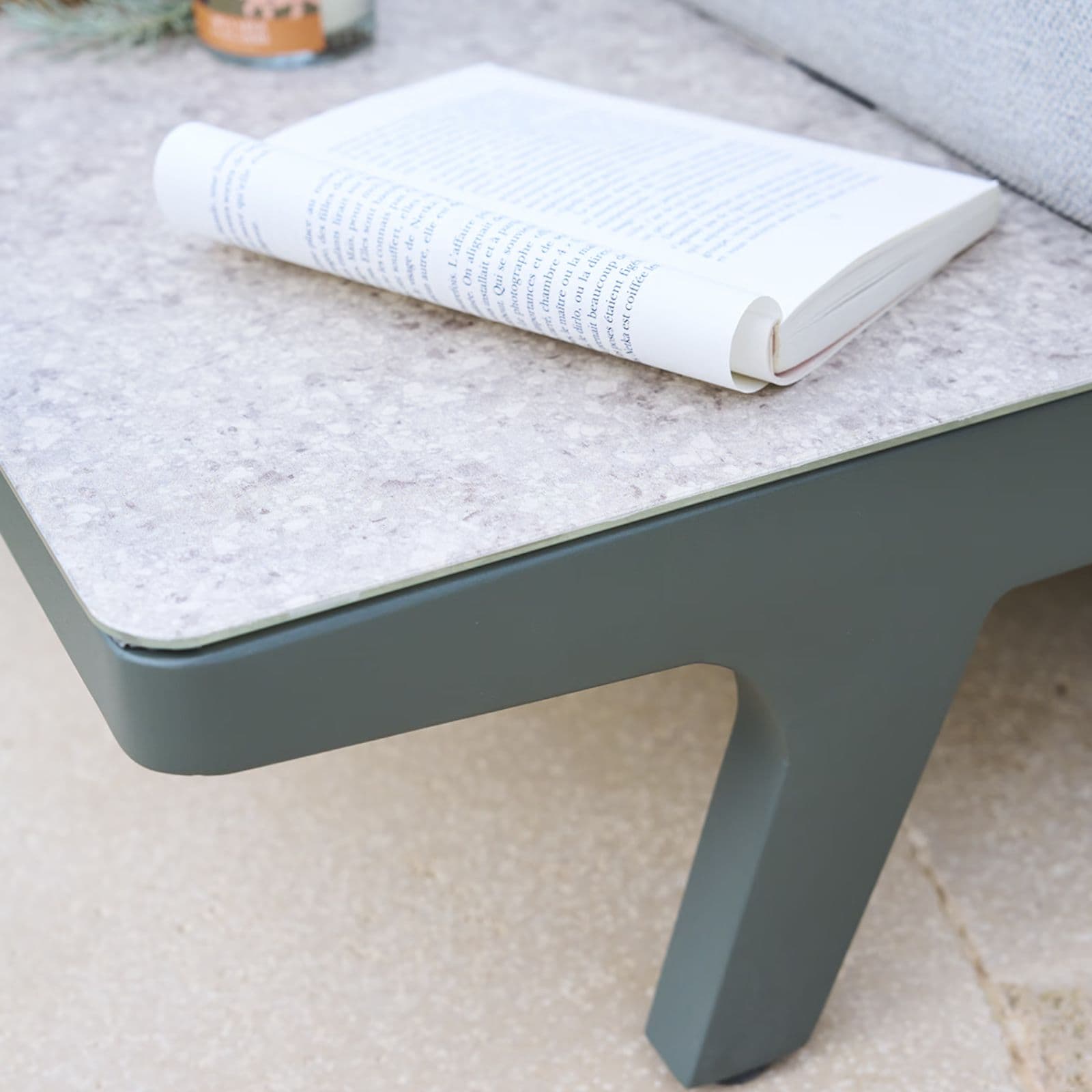 Set relax con divano angolare e 2 tavolini in alluminio verde alloro effetto marmo e cuscini - Geng