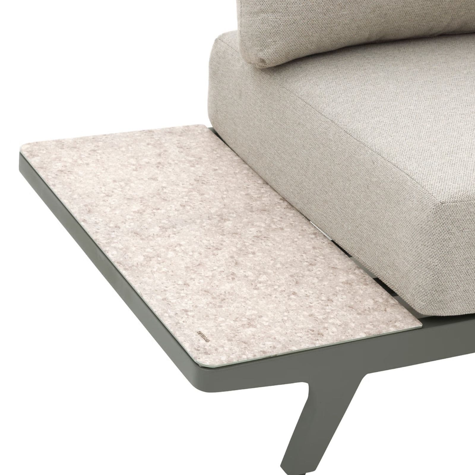 Set relax con divano angolare e 2 tavolini in alluminio verde alloro effetto marmo e cuscini - Geng
