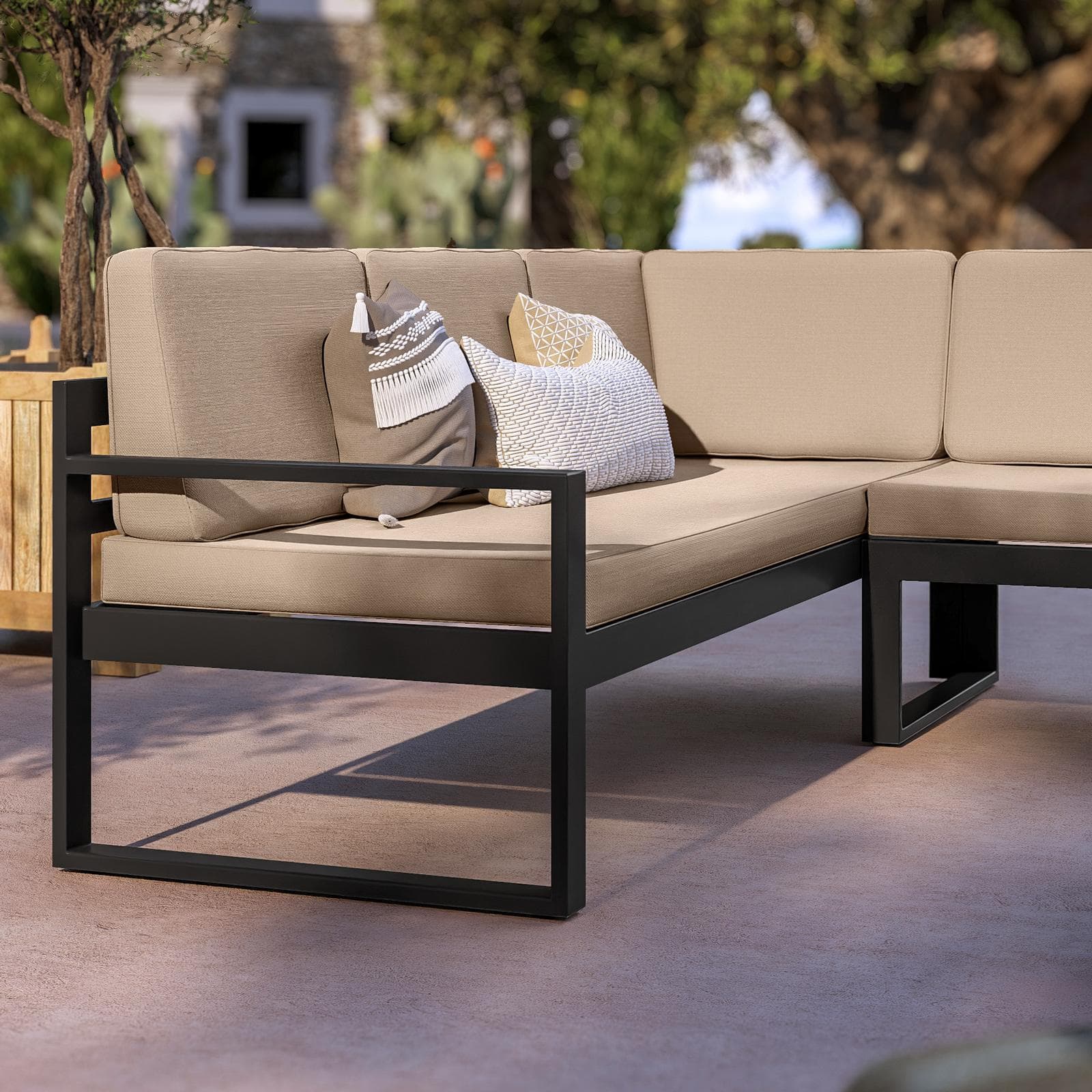 Set relax con divano angolare e tavolino in alluminio antracite con cuscini ecrù - Kavos