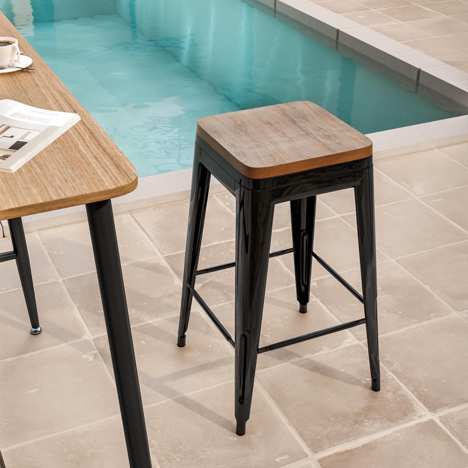 Sgabello da giardino impilabile stile industrial in metallo nero con seduta in legno - Farley