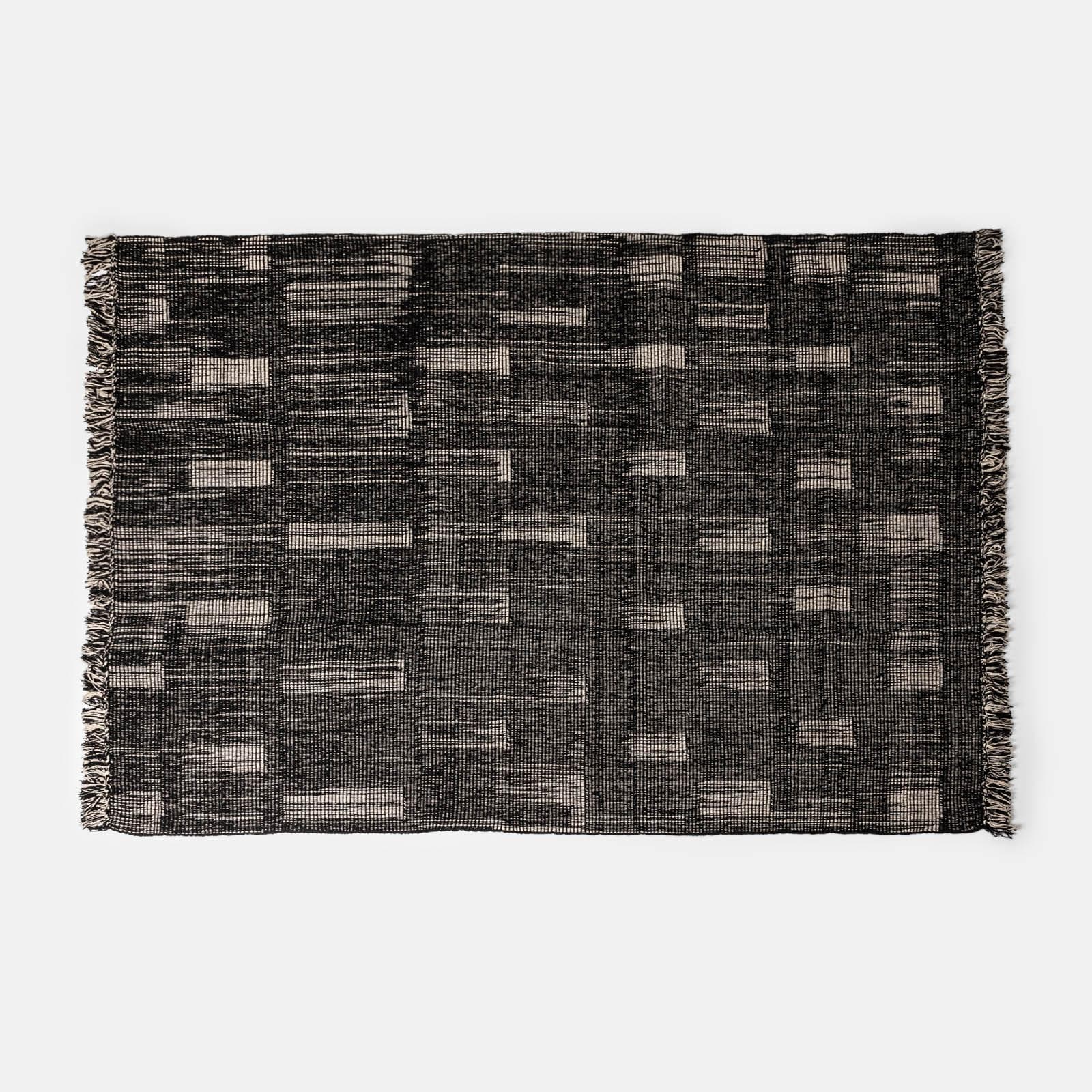 Tappeto 210x150 cm in cotone nero con frange