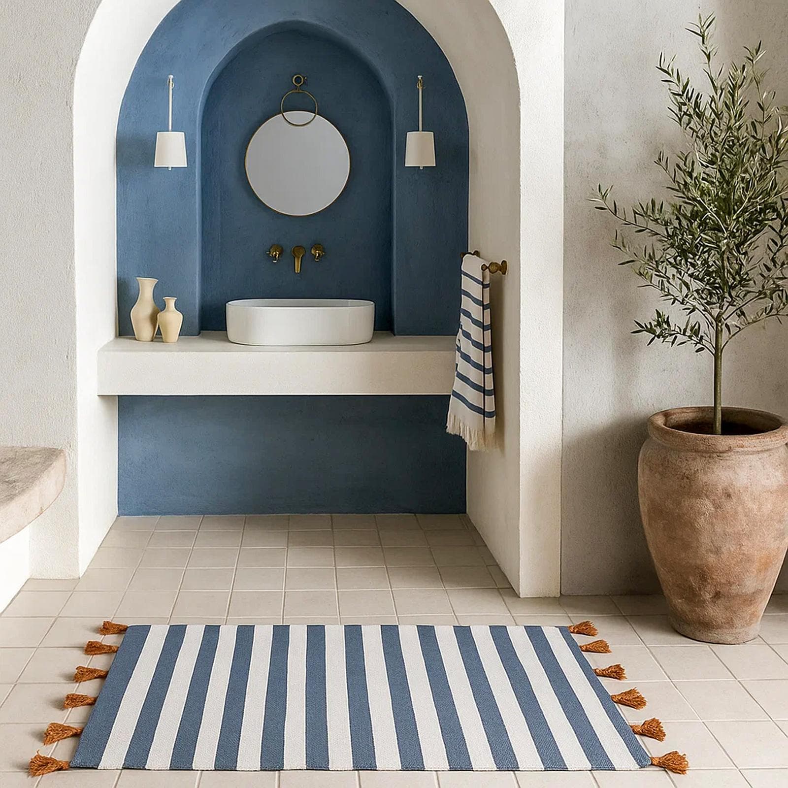 Tappeto 70x140 cm in cotone blu e bianco a strisce con nappine senape