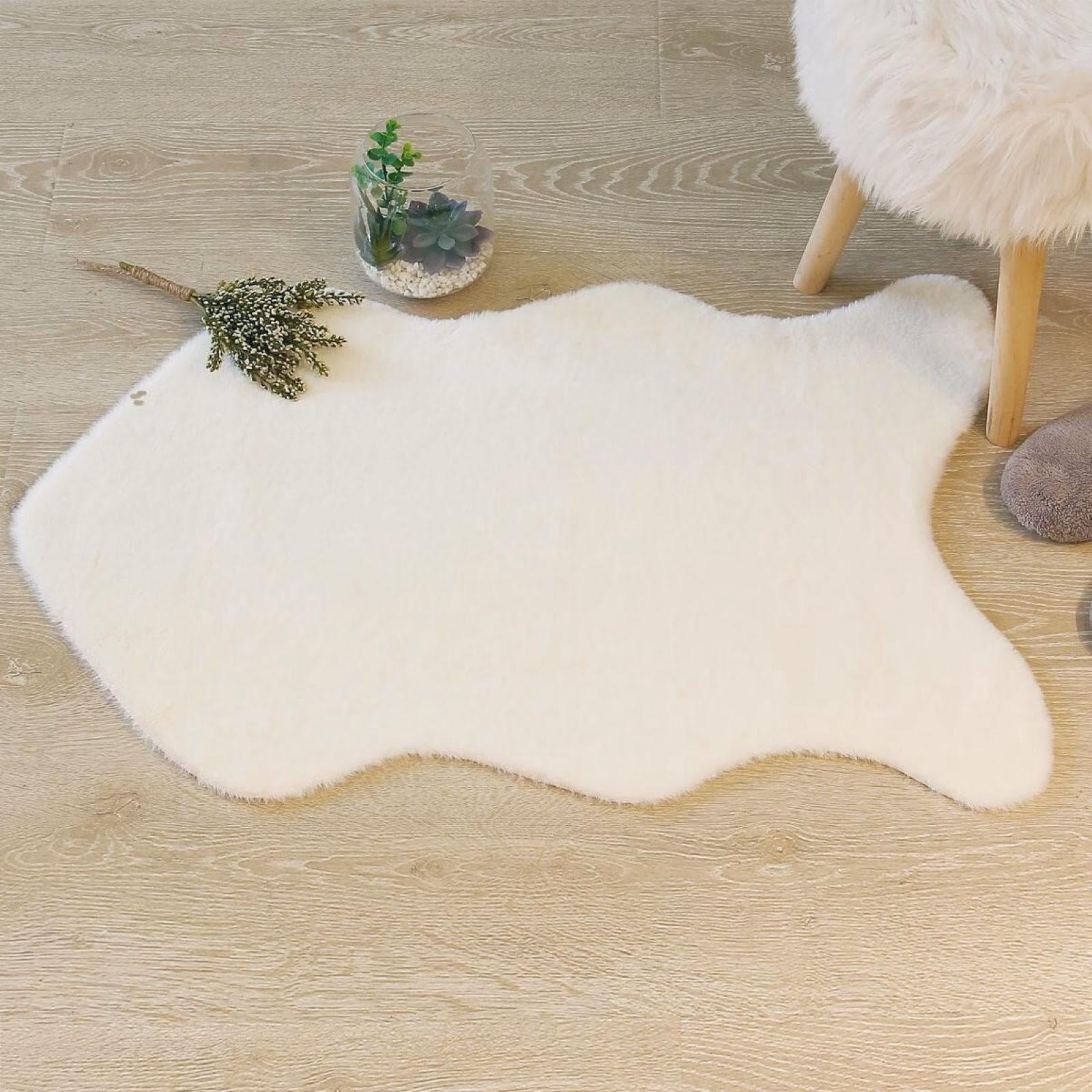 Tappeto 90x60 cm in similpelliccia bianco panna con retro scamosciato antiscivolo