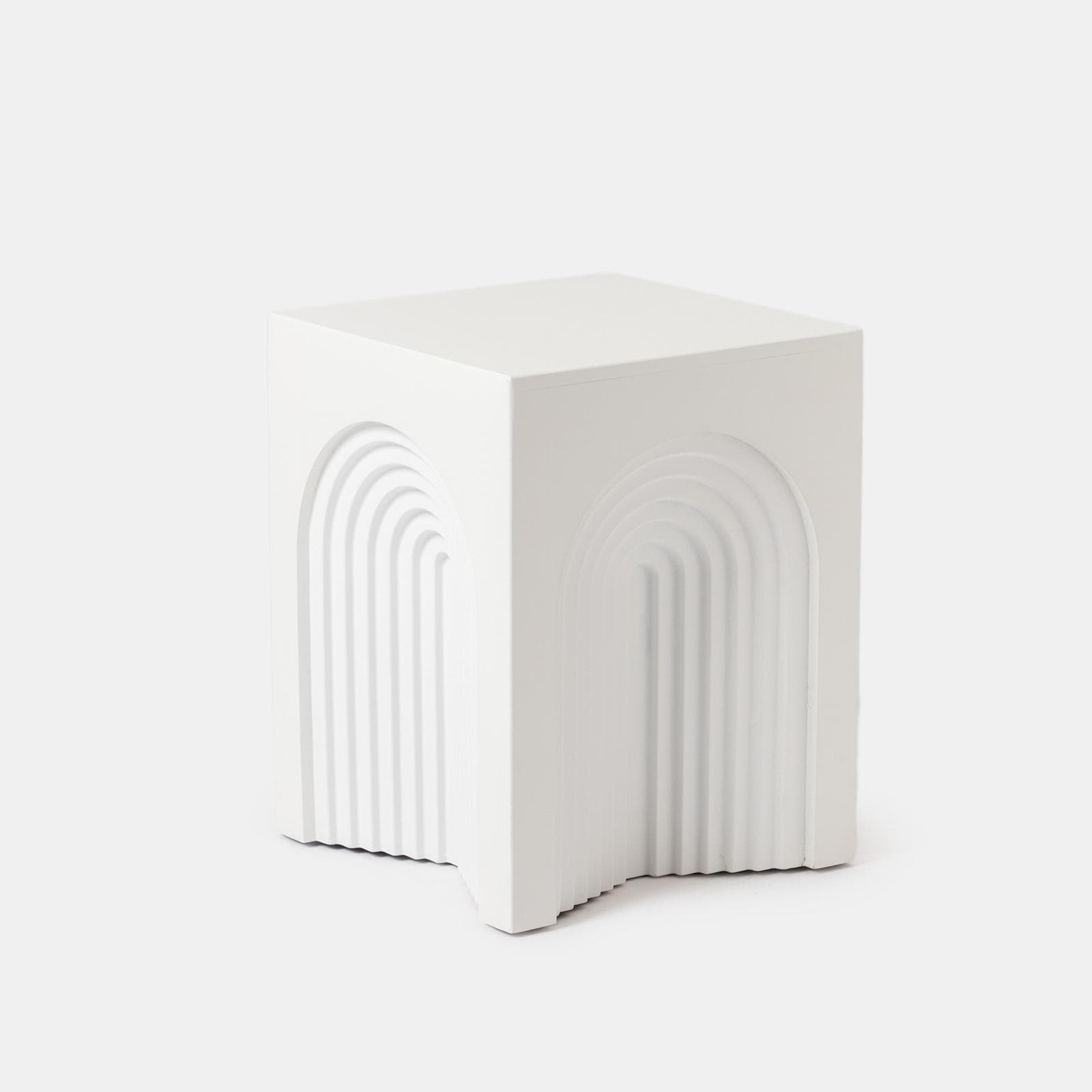Tavolino 35x35 cm in legno bianco con struttura ad arco intagliato - Dedim