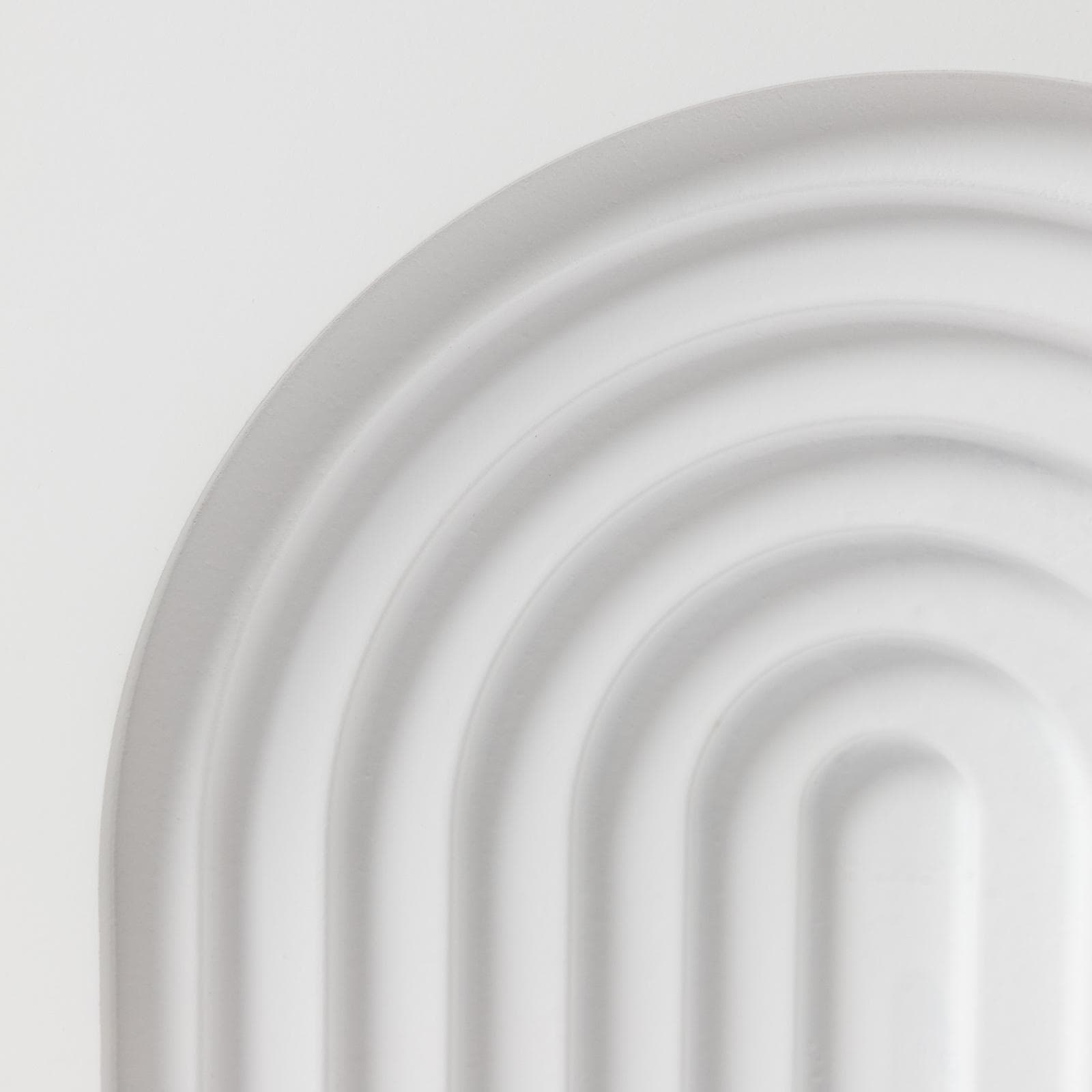 Tavolino 35x35 cm in legno bianco con struttura ad arco intagliato - Dedim