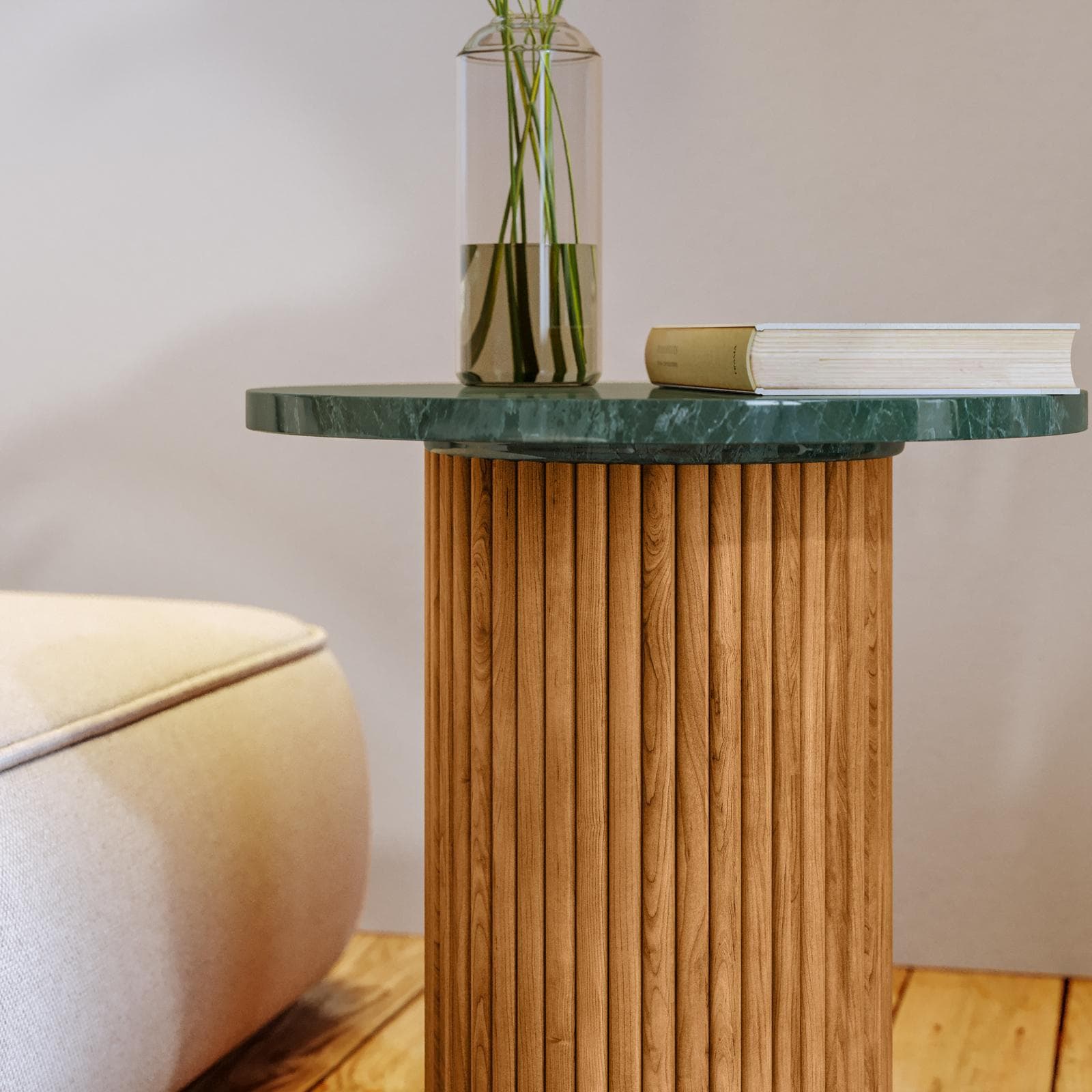 Tavolino rotondo 40 cm con top in marmo verde e base in legno naturale cannettato - Khalid