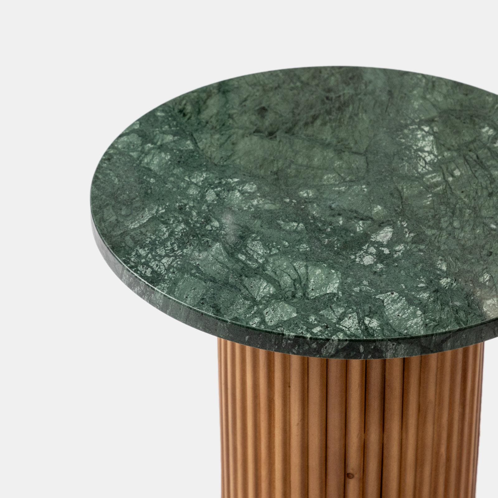 Tavolino rotondo 40 cm con top in marmo verde e base in legno naturale cannettato - Khalid