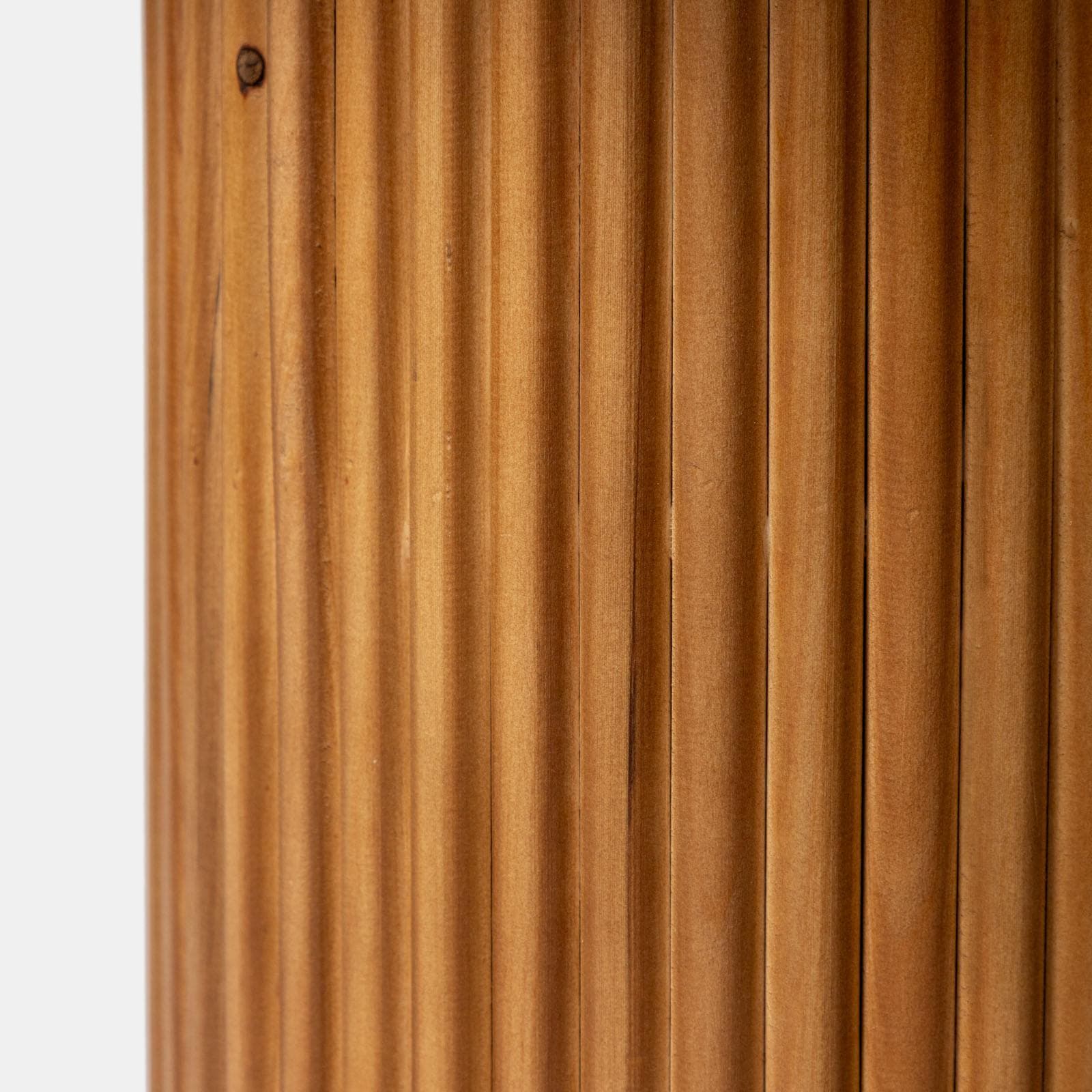 Tavolino rotondo 60 cm con top in marmo verde e base in legno naturale cannettato - Khalid