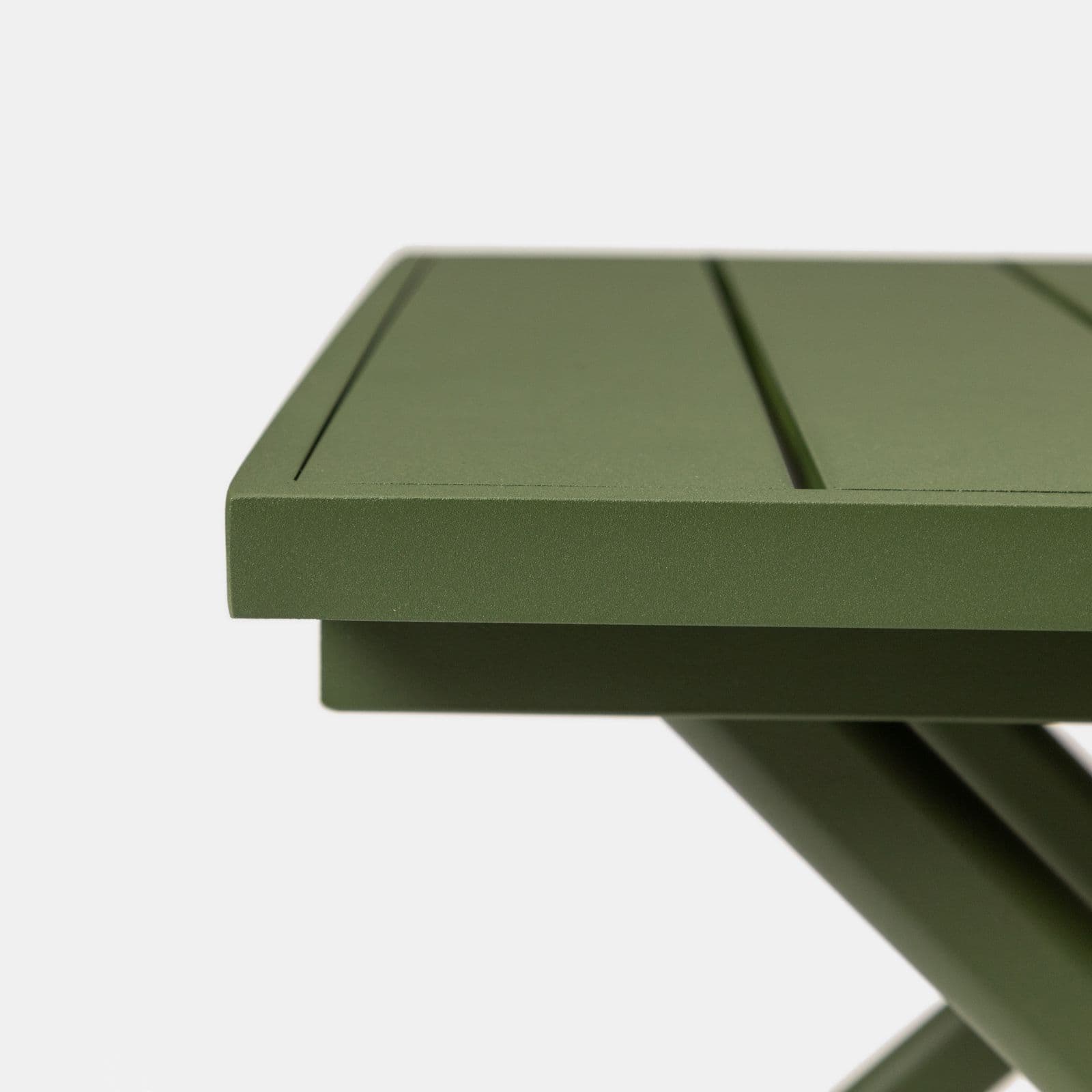 Tavolino da caffè con piano a doghe 44x43 cm in alluminio verde foresta - Jonit