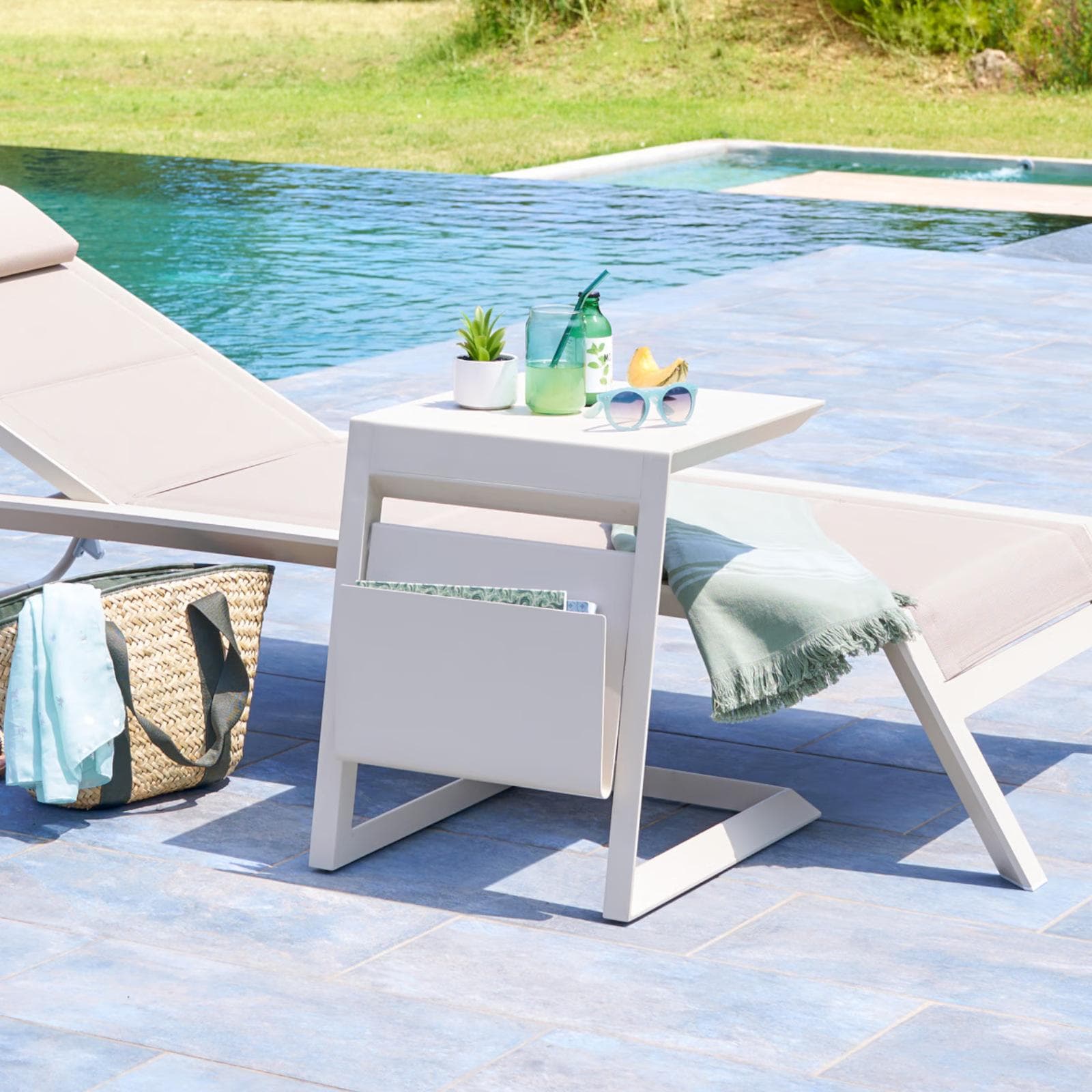 Tavolino da esterno 44x44 cm in alluminio crema con portariviste - Coza