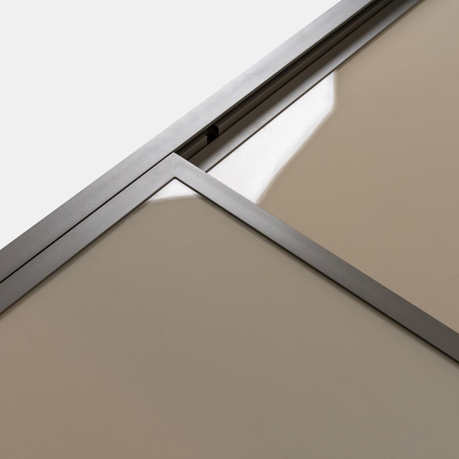 Tavolo da esterno allungabile 135/270x90 cm in alluminio tortora con top in vetro - Carioca