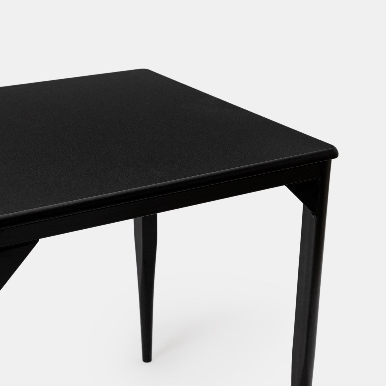 Tavolo stile industrial 70x70 cm top effetto rovere nero e struttura in metallo - Maxime